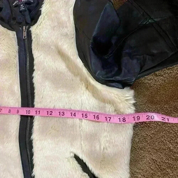 Faux Leather and Fur Beautiful medium jacket in excellent condition - Picture 3 of 10